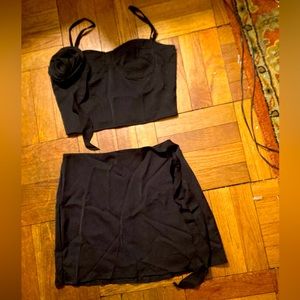 Bustier and matching skirt with a flower 🌺